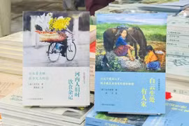 武世龙撰写且在中国出版的《河内人：旧时饮食杂记》一书中文版。图自sggp.org.vn