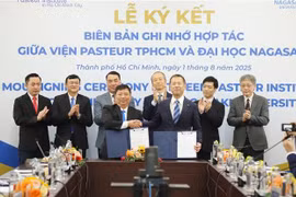 胡志明市巴斯德研究院与日本长崎大学领导签署合作谅解备忘录。图自越通社
