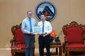 岘港市人民委员会主席阮孟雄向德国联邦议会副议长博多·拉梅洛赠送纪念品。图自越通社