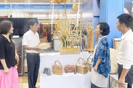 游客在2025年河内手工艺品和礼品国际展上了解手工艺品。图自《新河内报》