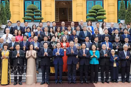越共中央总书记、国家主席苏林2024年8月23日与第四届世界海外越南人会议暨2024年海外越南知识分子和专家论坛参会代表合影。图自越通社