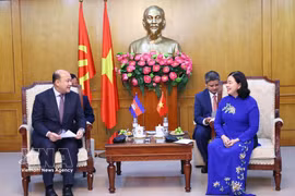 越南祖国阵线中央委员会主席裴氏明怀会见柬埔寨青年联合会高级代表团。图自越通社