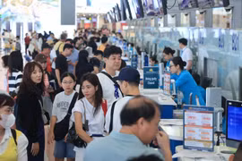 旅客在内排国际航空港办理手续。图自dangcongsan.org.vn