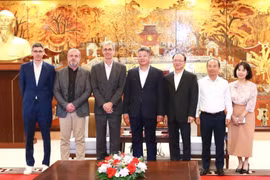河内市人民委员会副主席阮孟权会见法国研究发展中心(IRD)驻越南代表处首席代表西尔万·乌伊永。图自《新河内报》