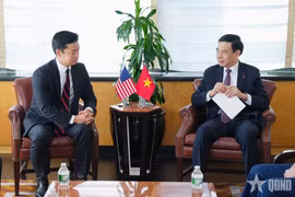 越南政府副总理、国防部长潘文江大将会见美国战争部助理部长约翰·诺。图自越通社
