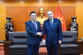 越南工贸部代理部长黎孟雄会见希腊议会第一副议长约阿尼斯·普拉基奥塔基斯。工贸部供图