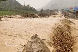 32号国道经过芒炭乡路段发生山体滑坡，导致车辆无法通行。图自越通社