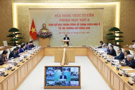 越南政府总理、住房与房地产市场政策中央指导委员会主任范明政主持会议。图自越通社