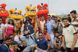印度游客前往下龙湾观光旅游。图自nhandan.vn