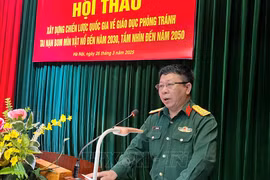 越南国家地雷行动中心副主任黎光和大校发表讲话。图自越通社