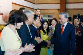 越共中央总书记苏林和越南驻柬埔寨大使馆全体干部、工作人员。图自越通社