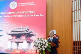 越南社会科学翰林院副院长邓春青博士发表讲话。图自越通社