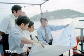陈德良主席视察下龙湾规划，确保经济发展和保护环境景观（1997年10月15日）。图自越通社