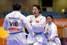 9月22日，越南运动员在2026年亚运会空手道女子团体项目决赛中对阵伊朗队。图自越通社