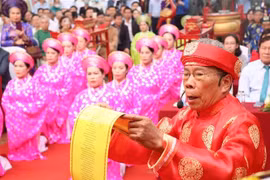 得乐省委、人民委员会在邦美蜀市乐郊寺国家级历史遗迹区举行雄王祭祖仪式，吸引众多游客和人民参加。图自越通社