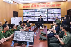 越南国家主席梁强看望慰问富寿省公安指挥信息中心干部和战士。图自越通社