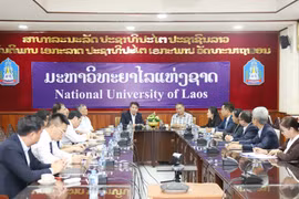 河内金融银行大学（FBU）代表团与老挝国立大学代表团举行合作会谈。图自越通社