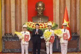 梁强主席向公安部领导授予晋升上将军衔决定。图自越通社