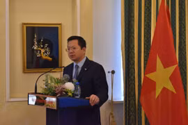 越南驻波兰大使何黄海在媒体见面会上发表讲话。图自越通社