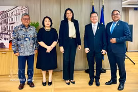 东盟各国驻希腊大使与希腊劳工和社会保障部长尼基·凯拉梅乌斯合影。图自越通社
