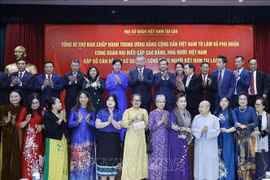 越共中央总书记苏林会见越南驻老挝大使馆工作人员和旅老越侨代表。图自越通社