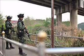 泰国士兵在边境大门附近站岗。图自AFP
