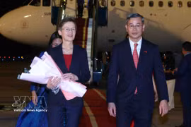 越南财政部部长吴文俊前往内排国际机场迎接列支敦士登公国首相布丽吉特·哈斯。图自越通社