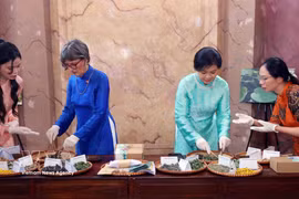 越共中央总书记、国家主席苏林夫人吴芳璃与瑞士联邦主席夫人卡罗琳·帕姆兰共同体验了用传统草药制作热敷枕。图自越通社