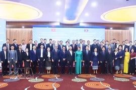 双方代表合影。图自越通社