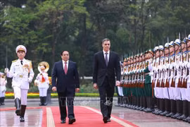  政府总理范明政举行仪式欢迎西班牙首相佩德罗·桑切斯访越。图自越通社