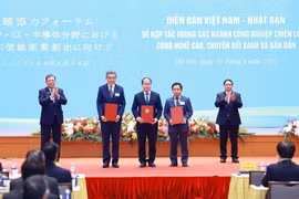 越南政府总理范明政与日本首相石破茂共同见证两国企业投资合作协议交换仪式。图自越通社