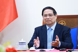 越南政府总理范明政与马来西亚总理安瓦尔·易卜拉欣通电话。图自越通社