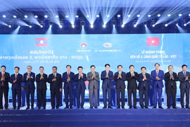 越南国家主席梁强和老挝人民革命党中央委员会总书记、国家主席通伦·西苏里出席仪式。