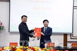 河南省人民委员会主席张国辉向Red Board（越南）技术有限责任公司的“高精密电路板生产工厂”项目颁发投资许可证。图自越通社