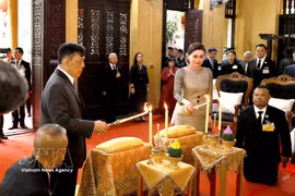 玛哈·哇集拉隆功国王和王后举行烛光仪式。图自越通社