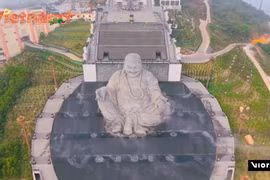 人们在新春前夕纷纷涌向巴登山，朝拜三尊佛像