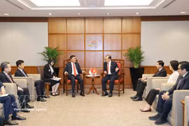 越共中央政治局委员、中央书记处常务书记陈锦秀会见新加坡国会议长谢建平。图自越通社