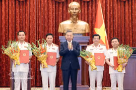越共中央总书记、国家主席苏林向4名最高人民检察院检察官颁发任命决定书。图自越通社