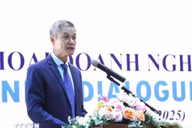 越南驻柬埔寨大使阮明宇发表讲话。图自越通社