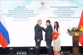 越南驻俄罗斯联邦大使邓明魁代表越南社会主义共和国主席主持向俄罗斯联邦委员会预算与金融市场委员会主席、前省长阿纳托利·阿尔塔莫诺夫颁发友谊勋章。图自越通社
