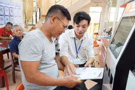 广义省干部指导民众办理行政手续。图自越通社