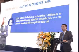 出席题为 “通过数字化转型与全球市场对接提升越南企业竞争力”的研讨会的代表发表讲话。图自越通社