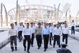 越南国会主席陈青敏考察亚太经合组织会议中心项目。图自越通社