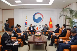 胡志明国家政治学院院长段明训与韩国行政安全部部长尹昊重举行工作会谈。图自越通社