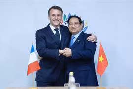 越南政府总理范明政会见法国总统埃马纽埃尔·马克龙。图自越通社