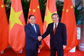 越南政府总理范明政和中国国务院总理李强。图自越通社