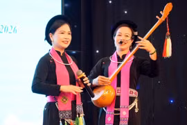 天曲演唱有助于在当代生活中弘扬文化遗产价值。图自越通社