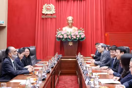 越共中央政治局委员、公安部部长梁三光大将会见联合国副秘书长、联合国秘书长技术特使阿曼迪普·辛格·吉尔。图自越通社