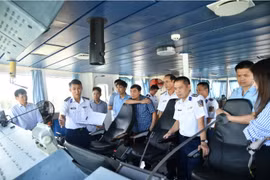 检查代表团参观第四区海警司令部9003号海警船。图自越通社