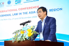 胡志明市法律大学校长黎长山发表讲话。图自越通社